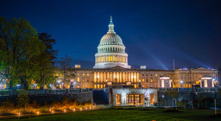 Obraz premium US Capitol Building in Washington DC. Illuminated Capitol dome at night. Congress building with historic architecture. American government landmark night blue sky.