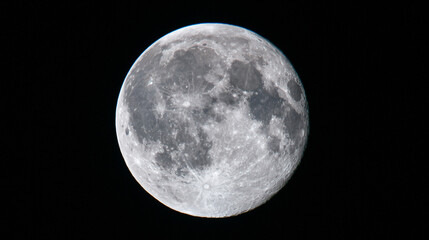 Obraz premium Detailed full moon glowing brightly against a dark night sky.