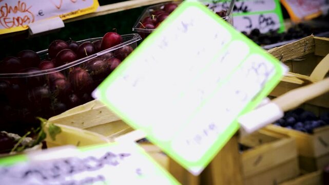 Frisches Obst und Gem&uuml;se in Verkaufsverpackungen an einem Marktstand