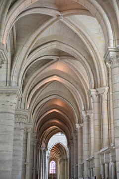 Nef de la cath&eacute;drale de Laon en Picardie. France