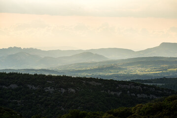 Fototapeta premium Weitläufiges Landschaftspanorama in der ländlichen Provence im goldenen Licht der Abenddämmerung Frankreich