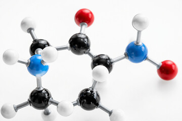 Obraz premium A molecular model of a chemical compound is displayed against a white background.