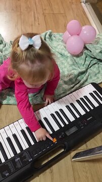 bebe fofa brincando com teclado 