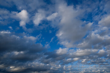 Obraz premium Clear blue sky with scattered clouds