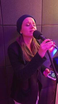 Mulher cantando com microfone em karaok&ecirc; 