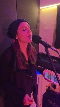 Mulher cantando com microfone em karaok&ecirc; 