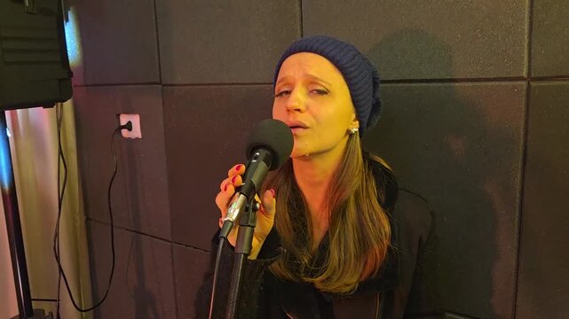 Mulher cantando com microfone em karaok&ecirc; 