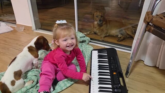 bebe fofa brincando com teclado 