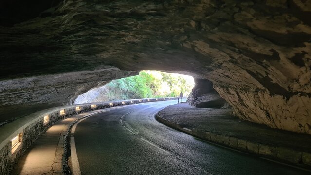 Au bord de la spectaculaire route traversant la grotte du Mas d'Azil (Pyr&eacute;n&eacute;es ari&eacute;geoises)