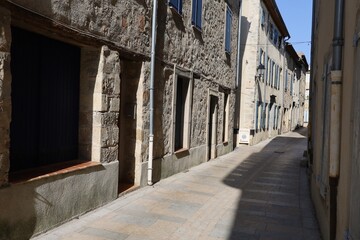 Fototapeta premium Vieille rue bordée de maisons typiques, village de Lagrasse, département de l'Aude, France
