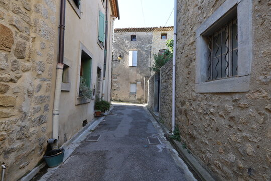 Vieille rue bord&eacute;e de maisons typiques, village de Lagrasse, d&eacute;partement de l'Aude, France