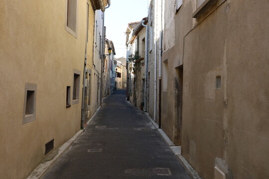 Vieille rue bord&eacute;e de maisons typiques, village de Lagrasse, d&eacute;partement de l'Aude, France