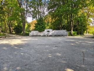 kamienna ścieżka w parku. © WalDec