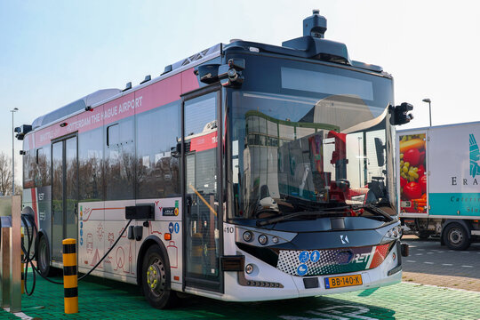 Selfdriving bus as airport shuttle for RET Rotterdam