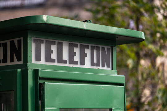 Napis telefon na starej budce telefonicznej
