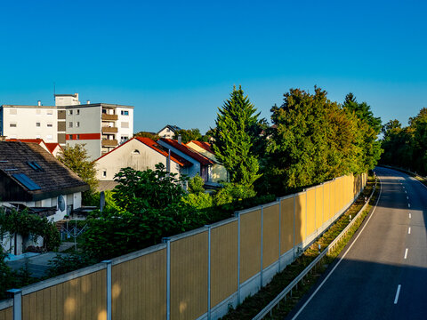 L&auml;rmschutzwand an einer Bundesstrasse
