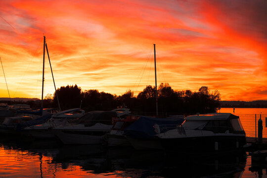 Boote in einem See-Hafen w&auml;hrend dramatischem Sonnenuntergang