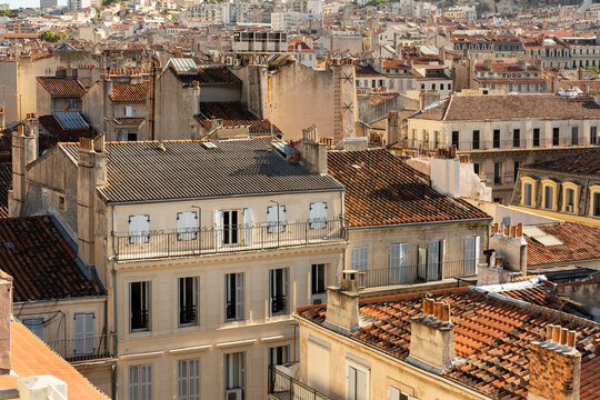 Vue a&eacute;rienne sur les toits et les immeubles du centre ville de Marseille