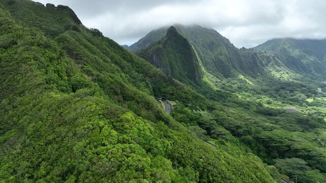 Pali Highway & Koʻolau Mountain Range &ndash; Cinematic Drone Footage of Oahu, Hawaii