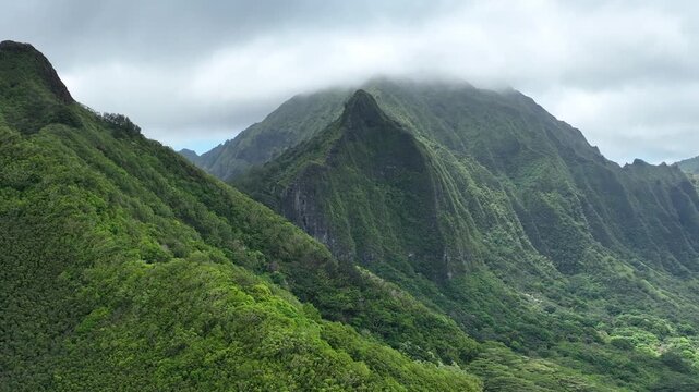 Pali Highway & Koʻolau Mountain Range &ndash; Cinematic Drone Footage of Oahu, Hawaii
