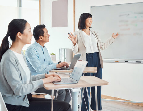 中小企業のデジタル化を話し合う少人数の社内ミーティング