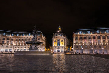Obraz premium Historisches Barockschlösschen in Altstadt von Bordeaux in Frankreich mit Strassenbeleuchtung