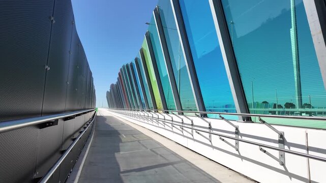 The elevated Federation Trail shared path in Yarraville,&nbsp;with acoustic glass panels lining the M1 Freeway. Melbourne, Victoria, Australia.