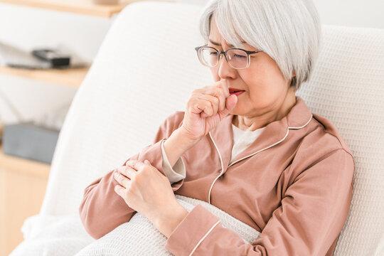咳や喘息の症状に悩むシニア女性。虚弱体質で体調を崩しやすい高齢者