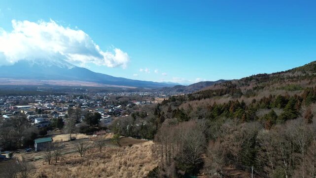 山梨県忍野村の情景をドローンで空撮