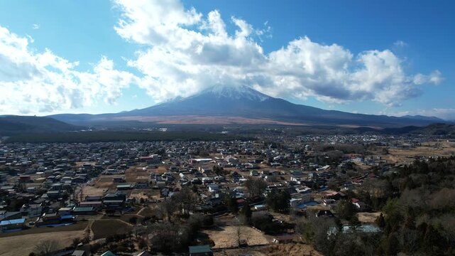 山梨県忍野村の情景をドローンで空撮