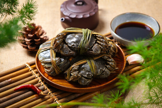 Chinese hairy crabs tied with reed
