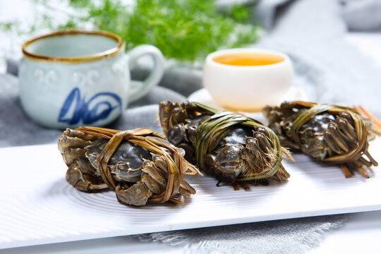 Chinese hairy crabs tied with reed