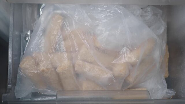 Frozen food storage in a kitchen freezer