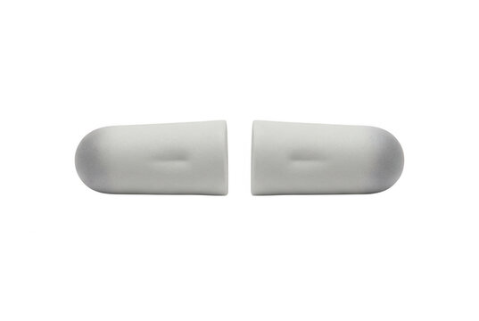 Paire de bouchons d'oreilles en mousse isolante sur fond blanc