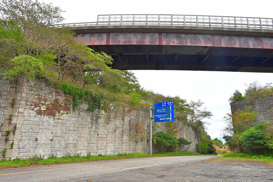 伊豆半島　伊豆山稜線歩道の船原峠　静岡県道411号西天城高原線の高架橋
