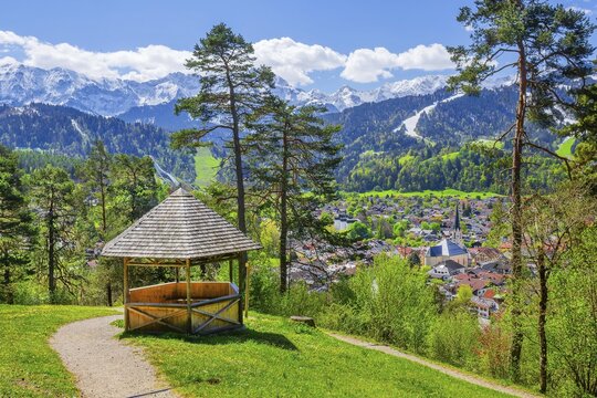 Viewing pavilion near St. Anton above the village in spring in front of the Wetterstein mountains, Garmisch-Partenkirchen, Loisachtal, Werdenfelser Land, Bavarian Alps, Upper Bavaria, Bavaria, Germany