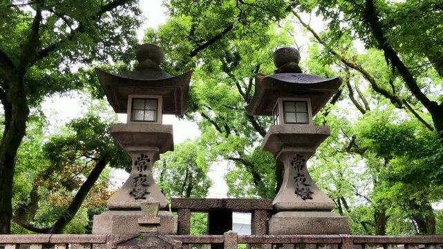 兵庫県西宮市の西宮神社境内に佇む常夜燈と青々とした木々