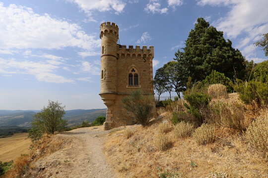 La tour Magdala, vue de l'ext&eacute;rieur, village de Rennes le Ch&acirc;teau, d&eacute;partement de l'Aude, France