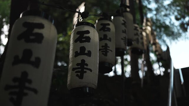 風で揺れる石山寺の提灯　滋賀県大津市
