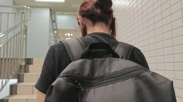 階段をのぼる女性の後ろ姿　スローモーション