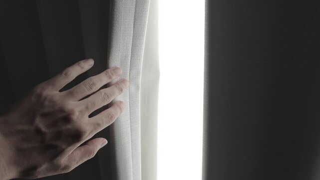 カーテンを開けようとする人　スローモーション