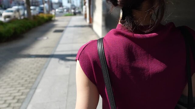 街を歩く女性の後ろ姿　スローモーション