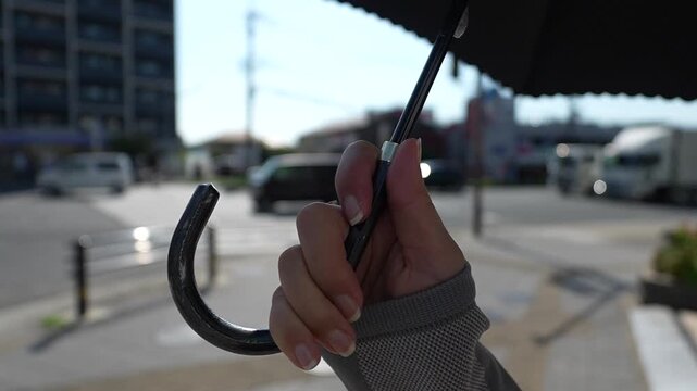 日傘をさす女性の手元　スローモーション