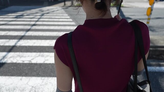 横断歩道を渡る女性の後ろ姿　スローモーション