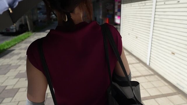 街を歩く女性の後ろ姿　スローモーション