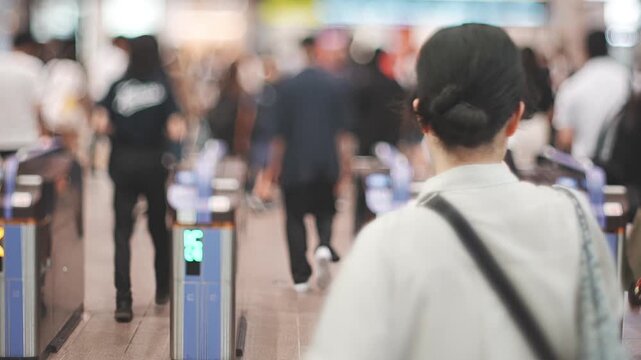 改札を利用する人々　スローモーション
