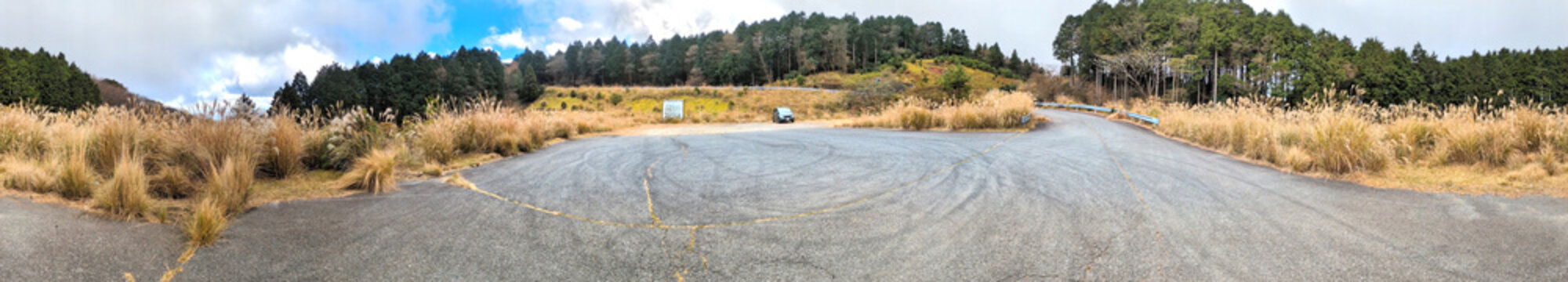 伊豆半島　伊豆山稜線歩道　静岡県道411号西天城高原線の土肥峠南駐車場のパノラマ
