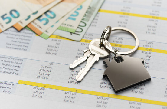 Keys and euros on mortgage calculation statement