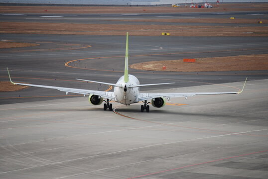 滑走路を移動する航空機の背面