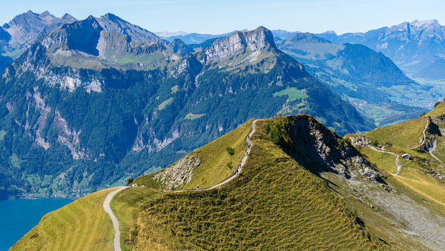 Veduta aerea con drone del sentiero in cresta (Gratwanderweg) da Klingenstock a Fronalpstock, Stoos, Svizzera